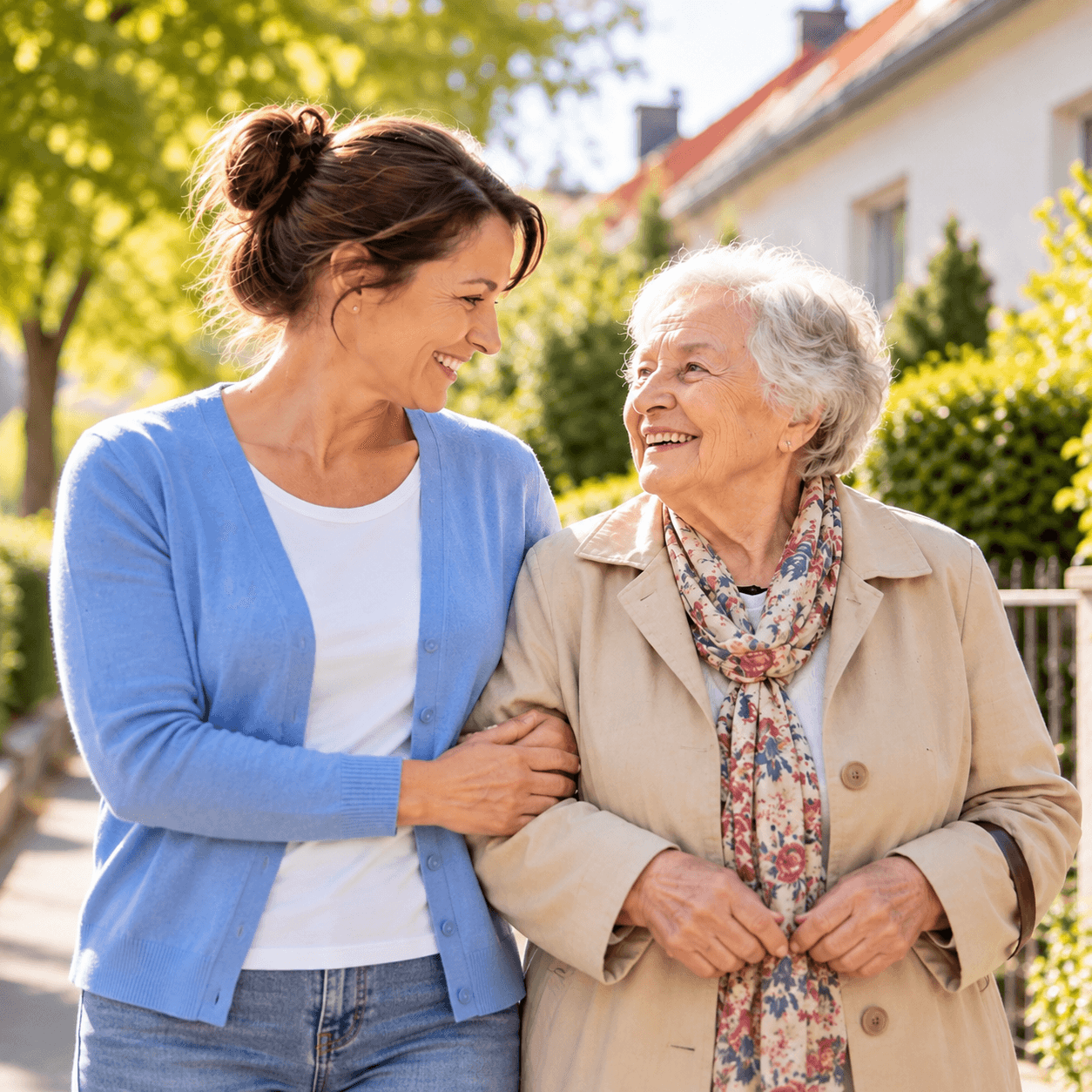 Opiekunka spaceruje z uśmiechniętą seniorką
